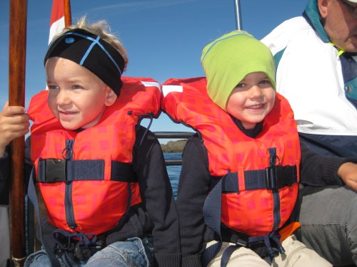 Småguttene på vei til Lindøy. Farmor og farfar er også med.