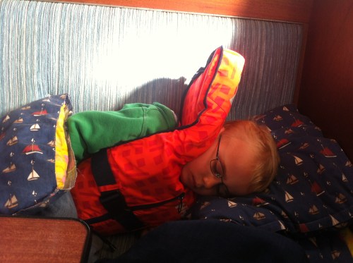 Lillegutt med næringsvett - tar seg en lur