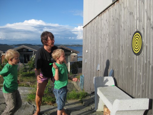 Liv tok fram dart-spillet etter middag